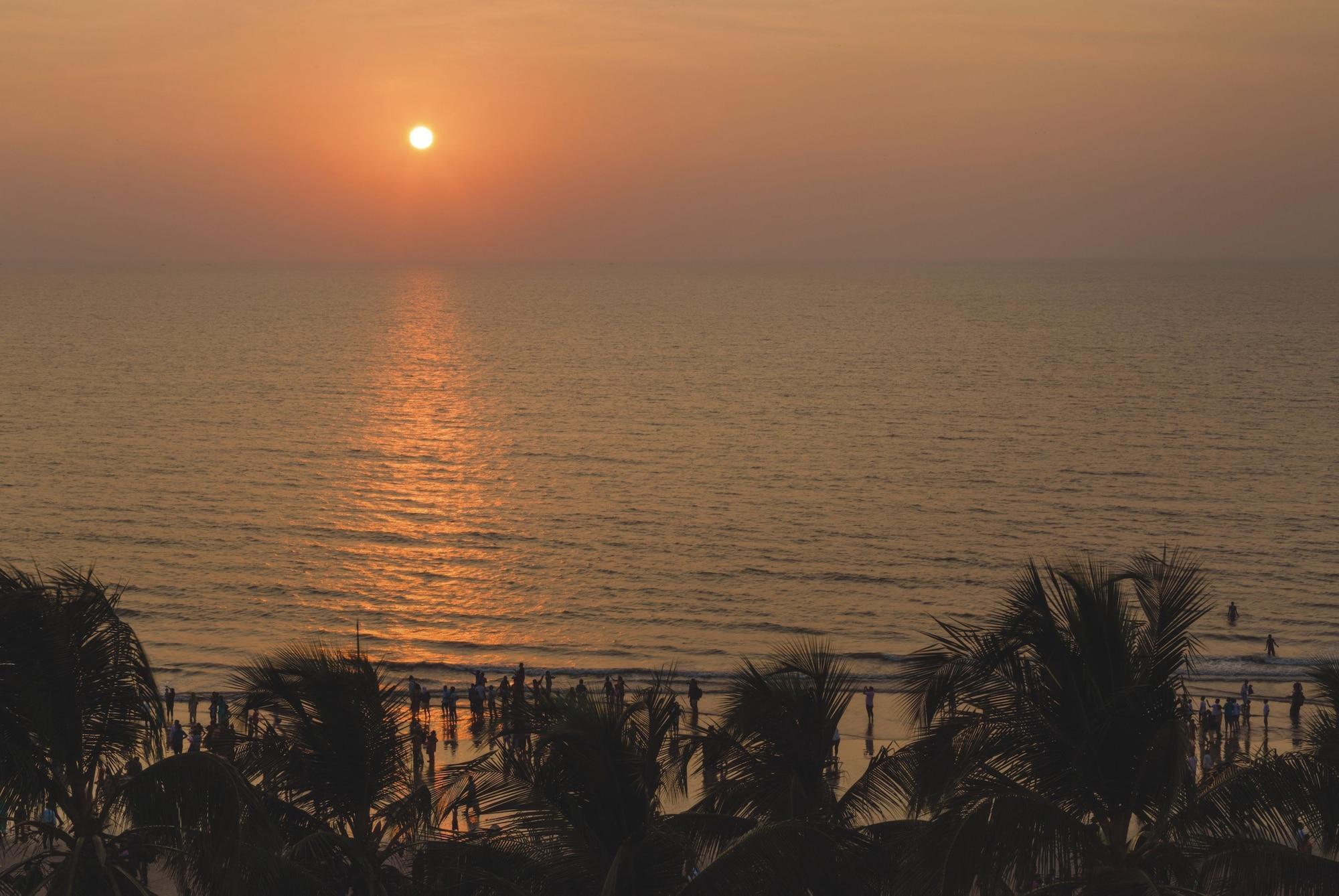 Ramada Plaza By Wyndham Palm Grove Hotel Mumbai Ngoại thất bức ảnh Sunset at Marina Beach
