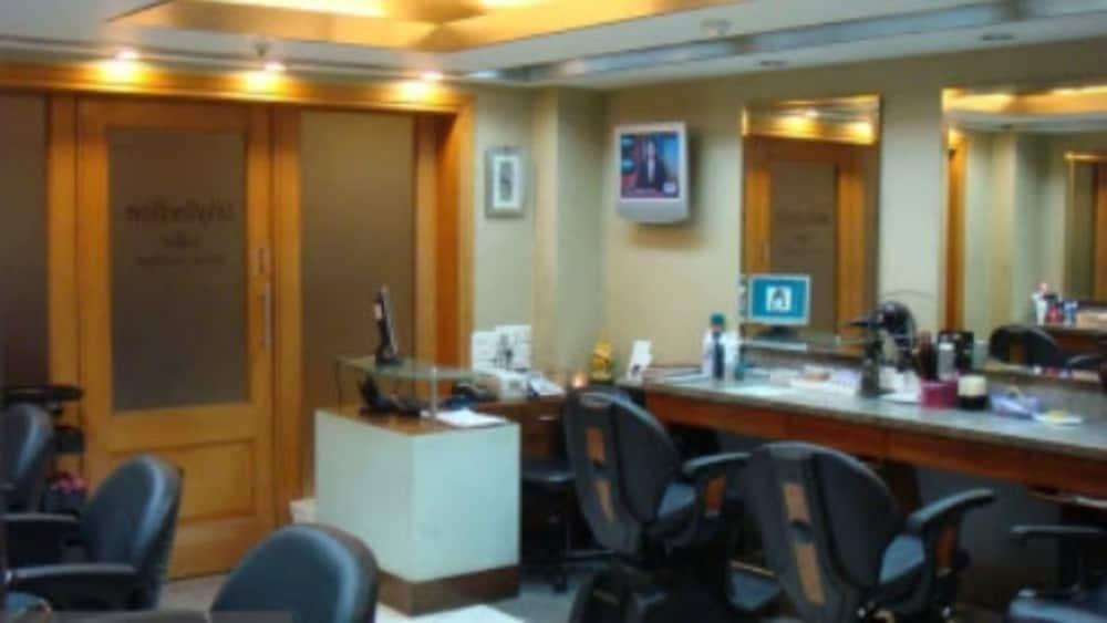 Ramada Plaza By Wyndham Palm Grove Hotel Mumbai Ngoại thất bức ảnh A dental practice in Mumbai, India