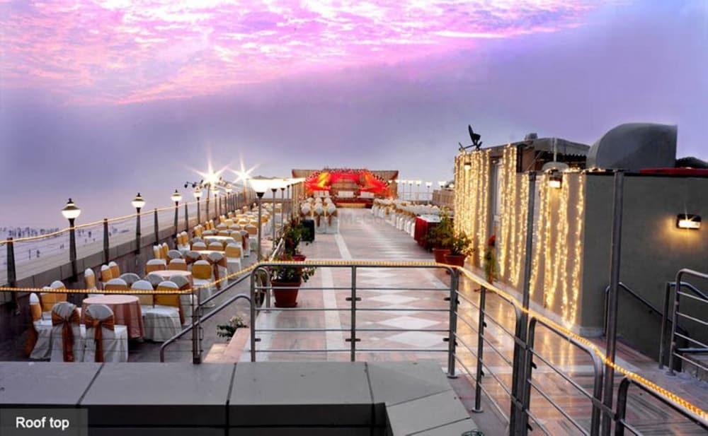 Ramada Plaza By Wyndham Palm Grove Hotel Mumbai Ngoại thất bức ảnh Rooftop of the hotel