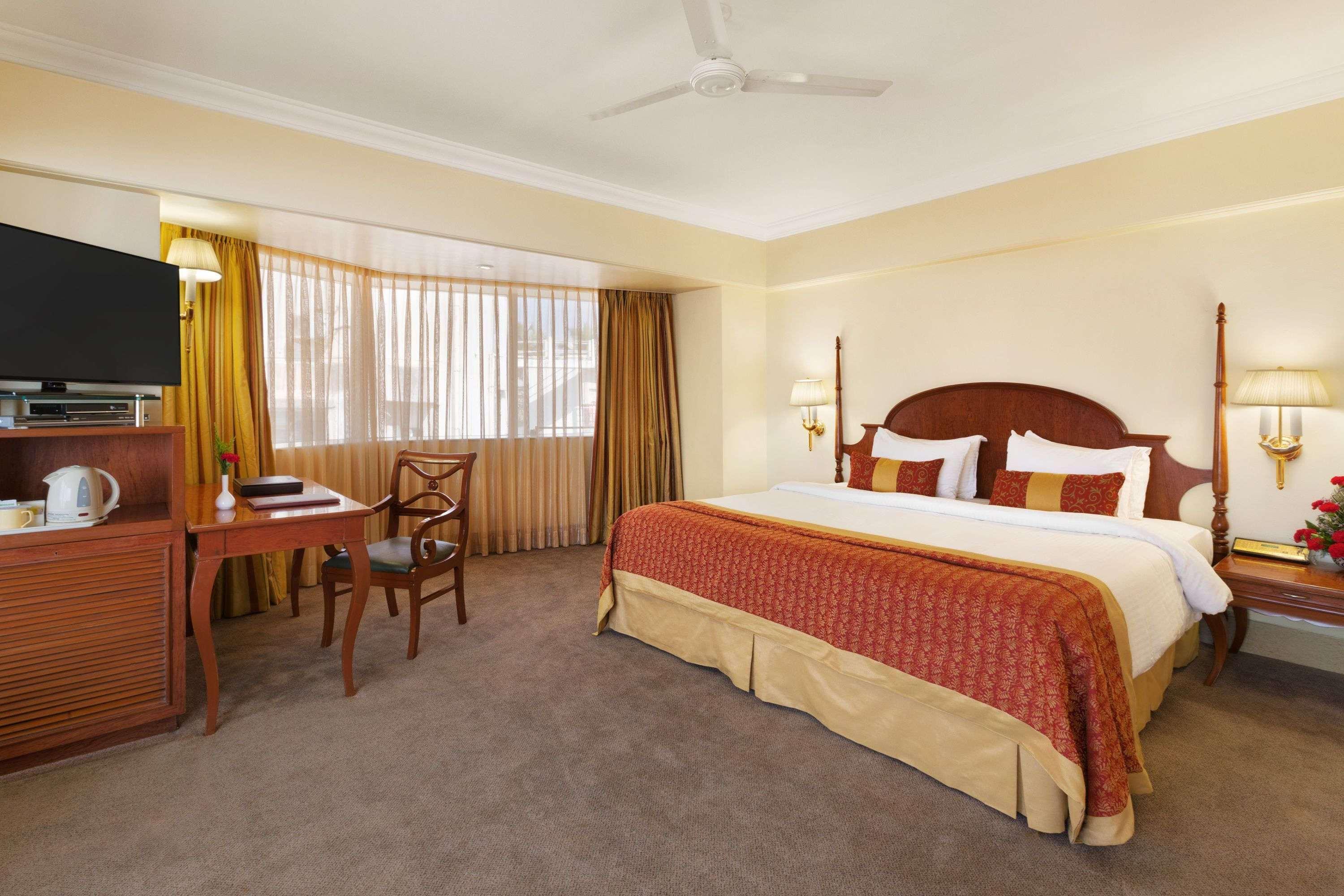 Ramada Plaza By Wyndham Palm Grove Hotel Mumbai Ngoại thất bức ảnh A room at the hotel