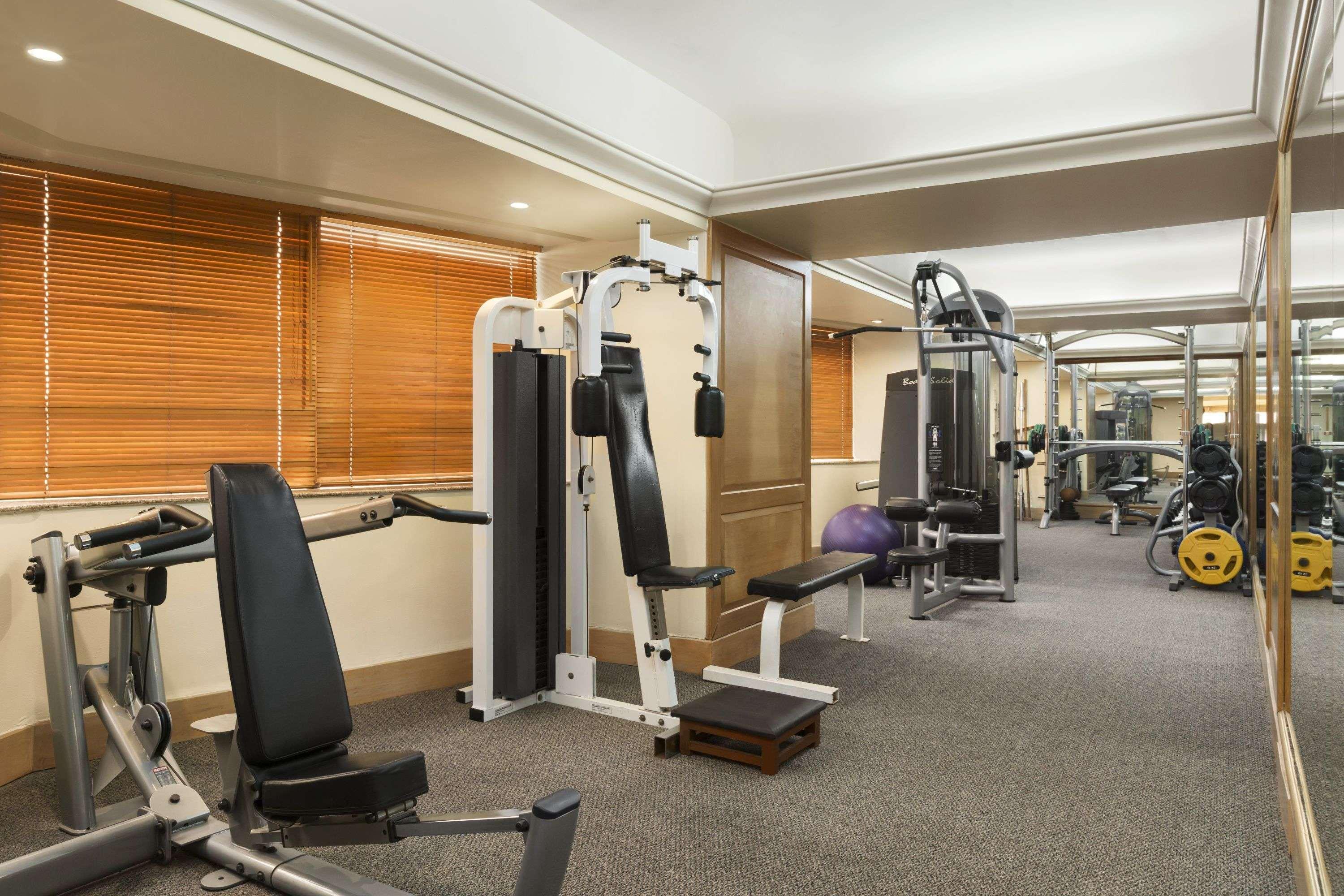 Ramada Plaza By Wyndham Palm Grove Hotel Mumbai Ngoại thất bức ảnh The gym at the hotel