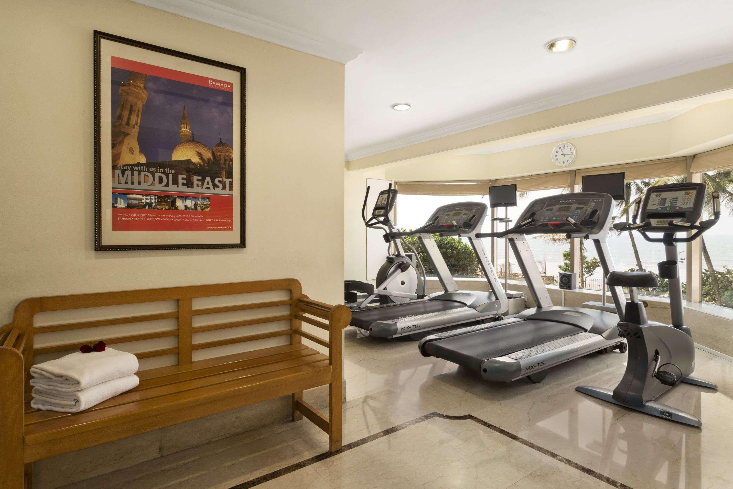 Ramada Plaza By Wyndham Palm Grove Hotel Mumbai Ngoại thất bức ảnh The gym at the hotel