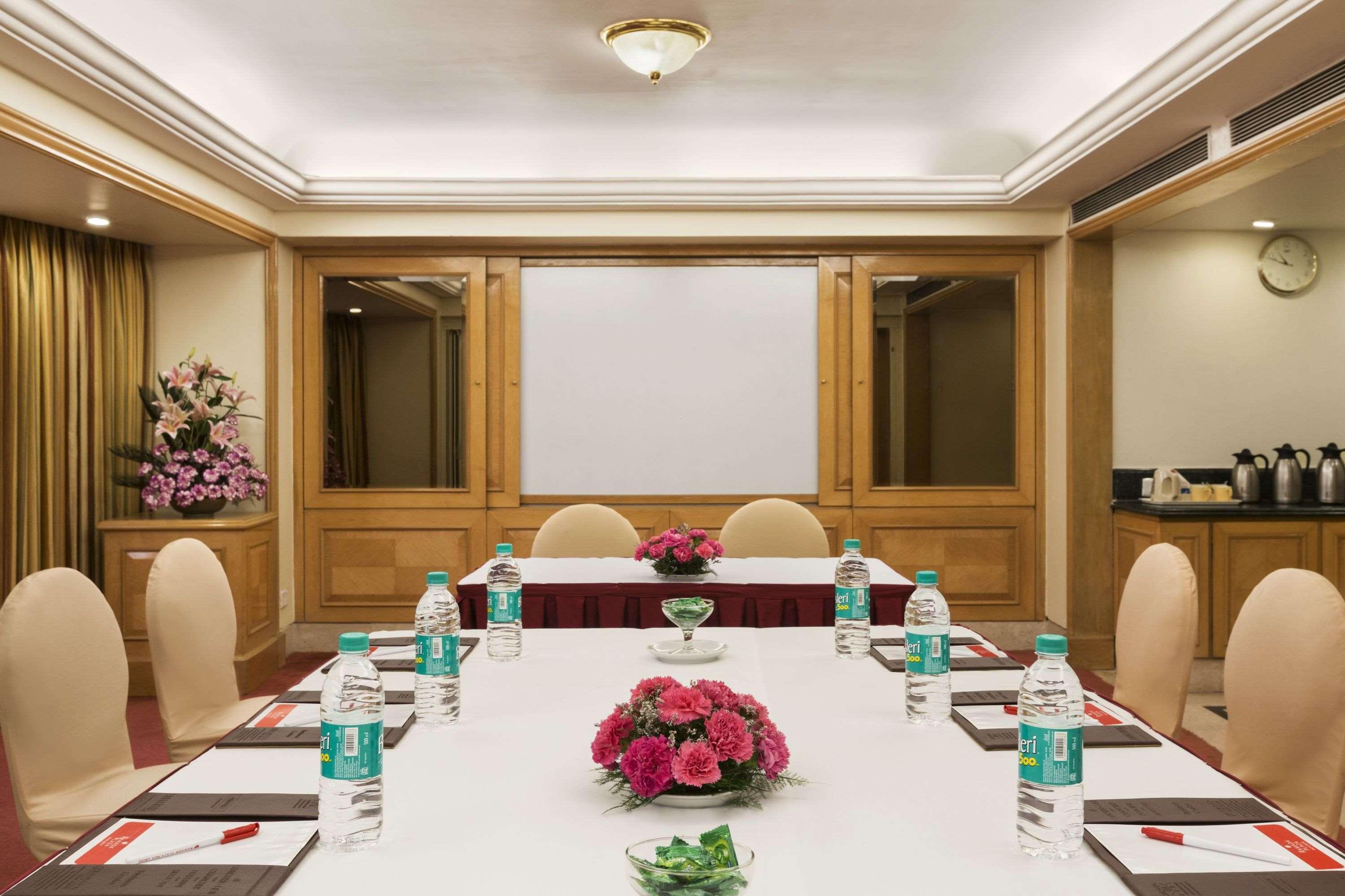 Ramada Plaza By Wyndham Palm Grove Hotel Mumbai Ngoại thất bức ảnh Boardroom at the Taj Bengal