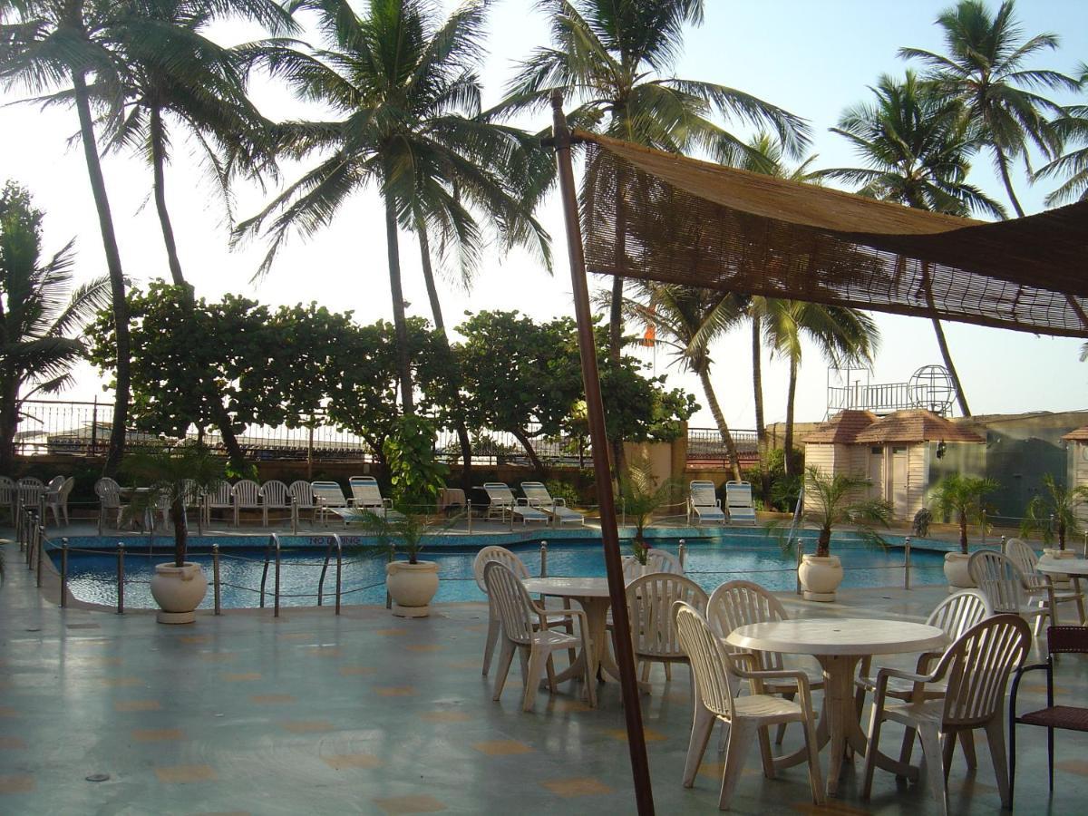 Ramada Plaza By Wyndham Palm Grove Hotel Mumbai Ngoại thất bức ảnh The pool at the hotel