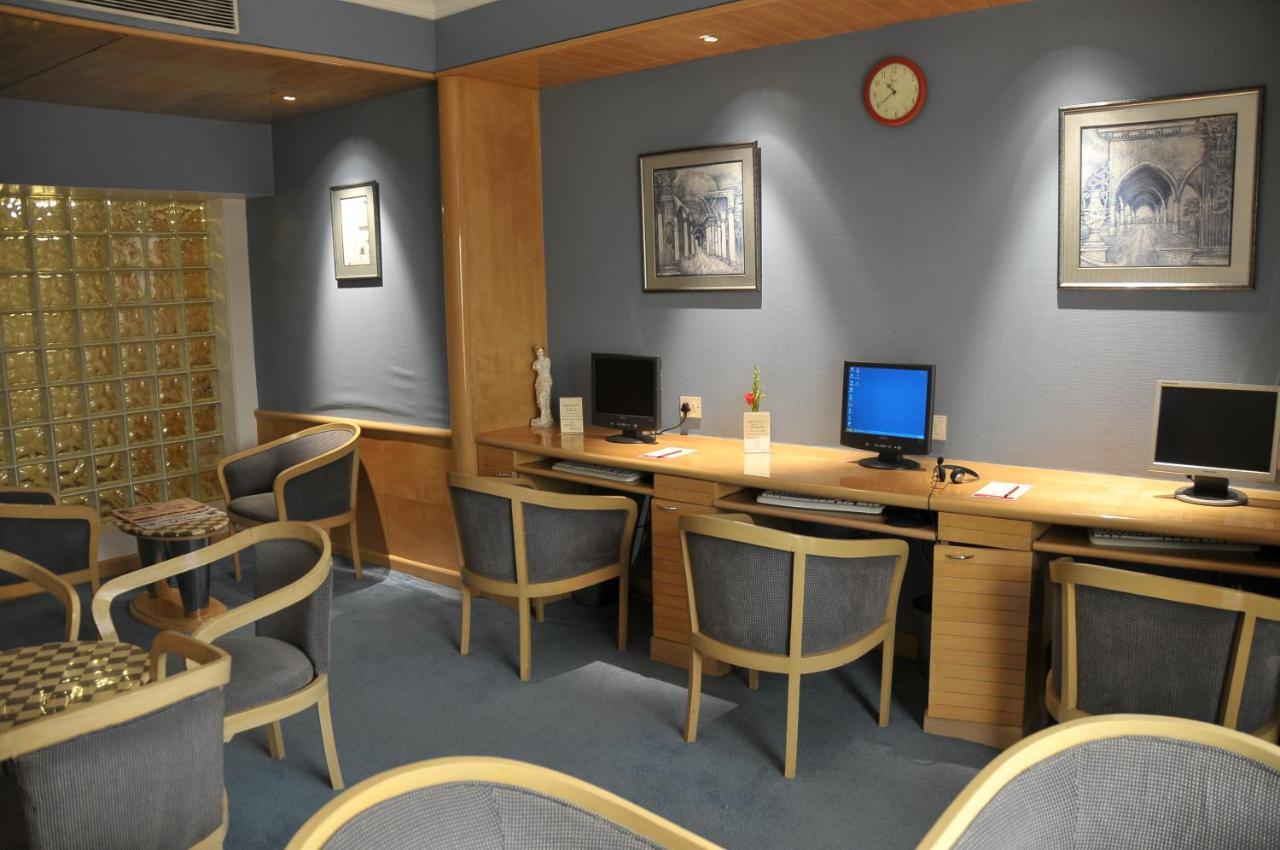 Ramada Plaza By Wyndham Palm Grove Hotel Mumbai Ngoại thất bức ảnh The Internet Café at the airport