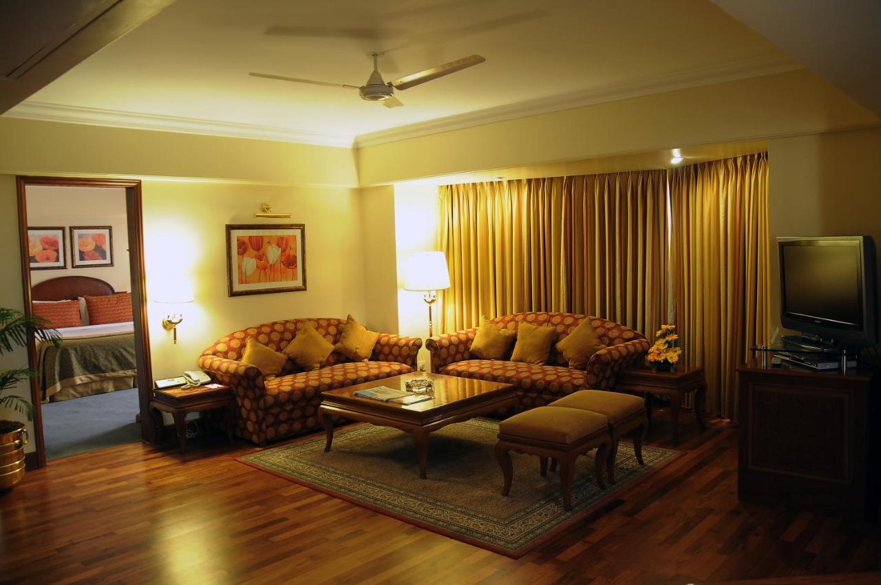 Ramada Plaza By Wyndham Palm Grove Hotel Mumbai Ngoại thất bức ảnh A living room in a suite at the Taj Mahal Palace, Mumbai