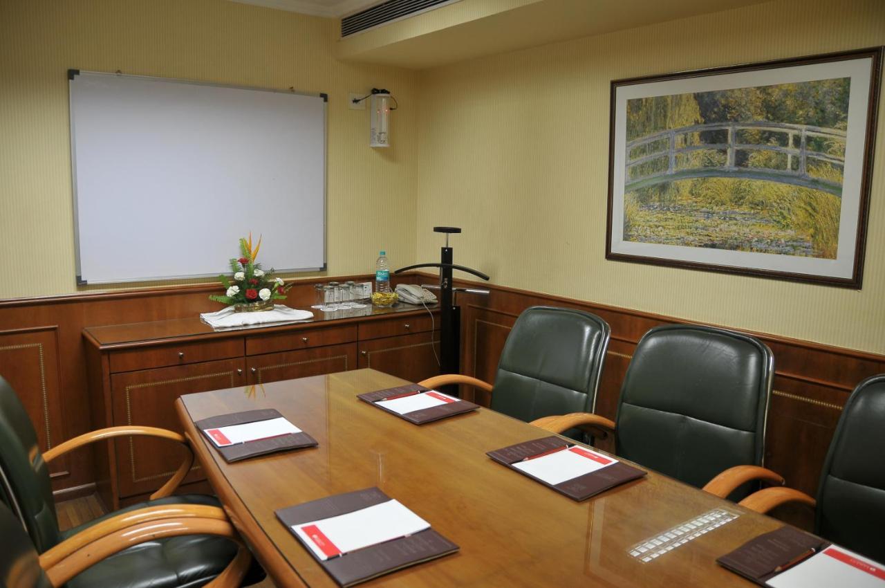 Ramada Plaza By Wyndham Palm Grove Hotel Mumbai Ngoại thất bức ảnh A meeting room at the hotel