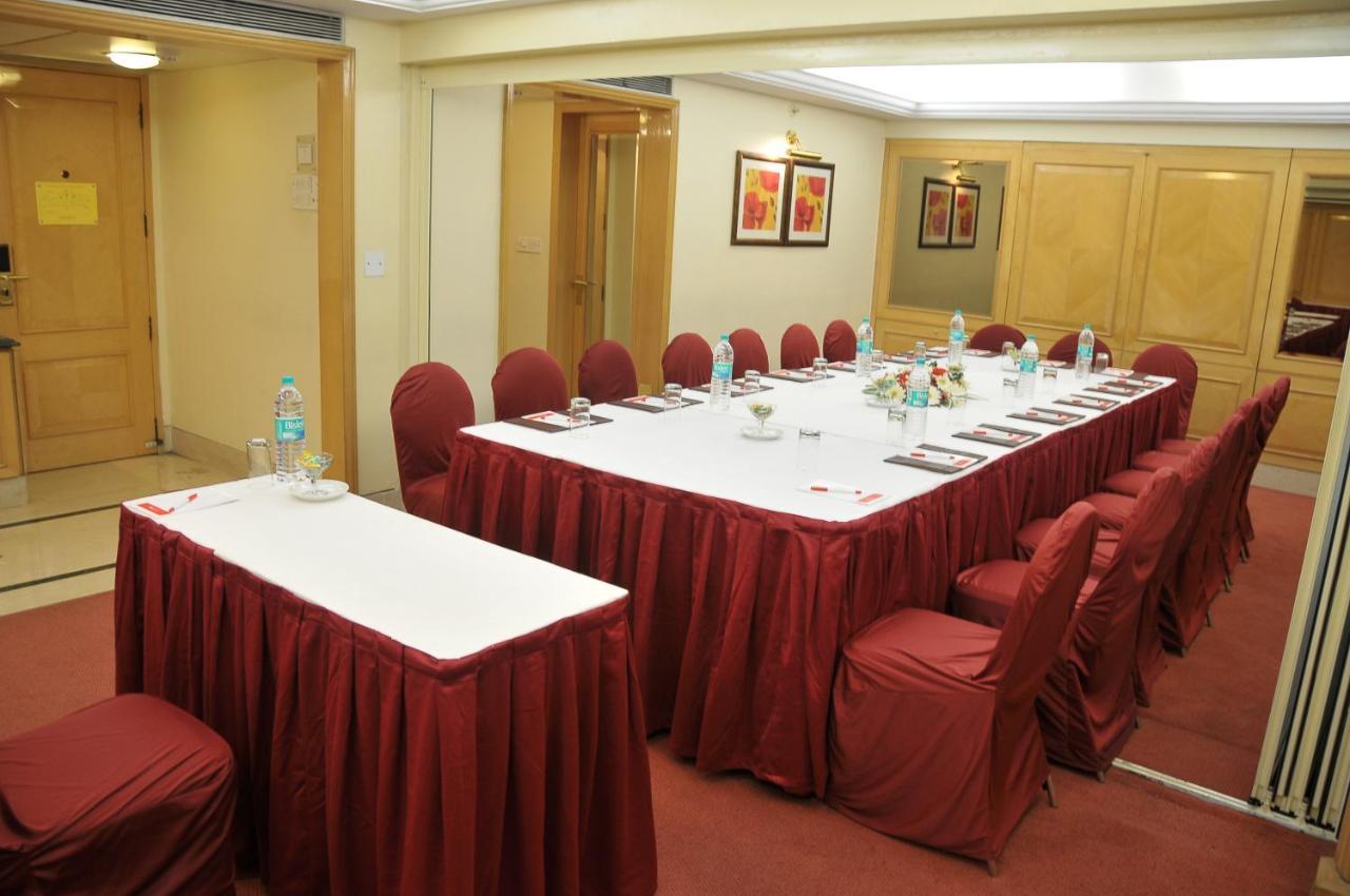 Ramada Plaza By Wyndham Palm Grove Hotel Mumbai Ngoại thất bức ảnh A meeting room at a hotel