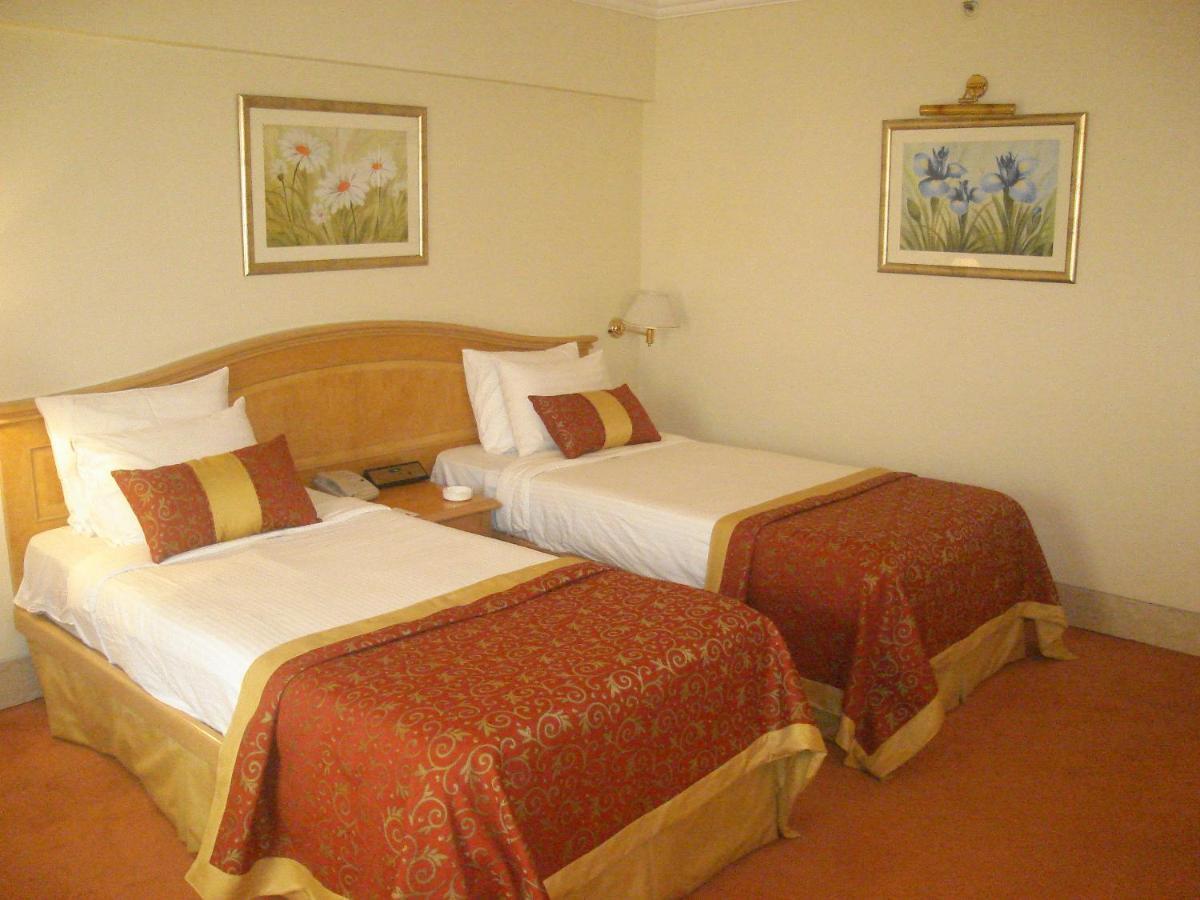 Ramada Plaza By Wyndham Palm Grove Hotel Mumbai Ngoại thất bức ảnh A room at the hotel