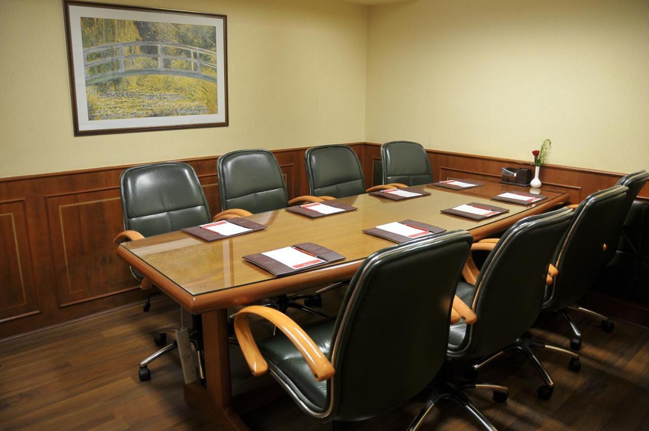 Ramada Plaza By Wyndham Palm Grove Hotel Mumbai Ngoại thất bức ảnh A boardroom