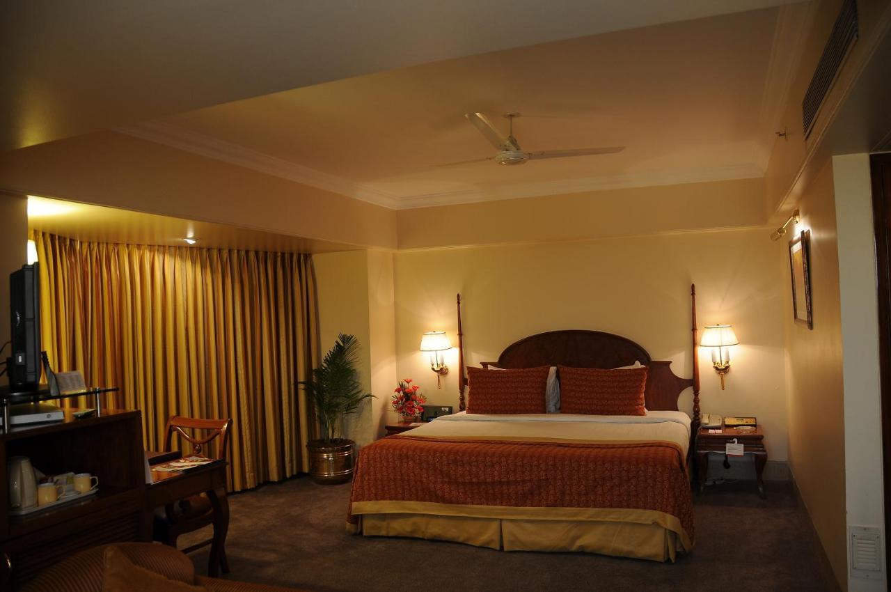 Ramada Plaza By Wyndham Palm Grove Hotel Mumbai Ngoại thất bức ảnh A room at the Taj Bengal