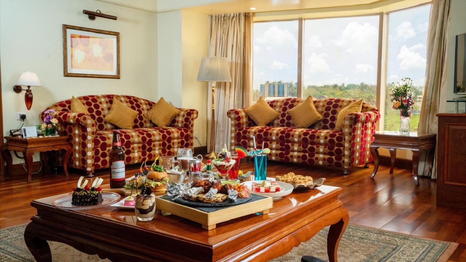 Ramada Plaza By Wyndham Palm Grove Hotel Mumbai Ngoại thất bức ảnh A living room in a suite at the Taj Bengal