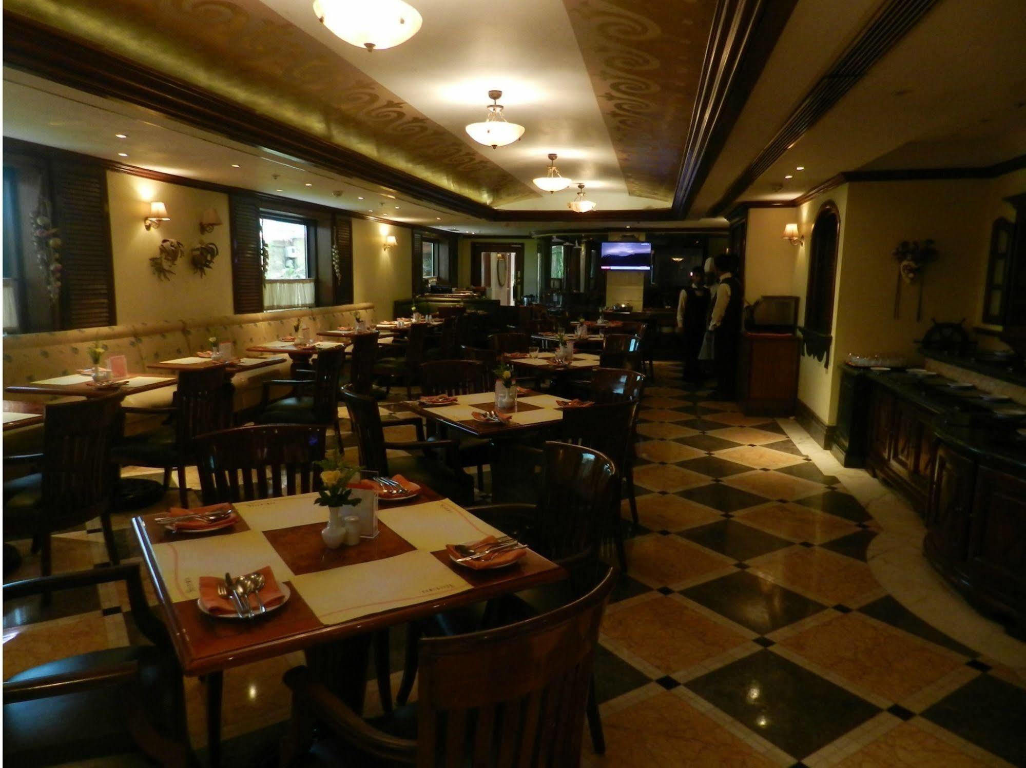 Ramada Plaza By Wyndham Palm Grove Hotel Mumbai Ngoại thất bức ảnh The interior of the restaurant